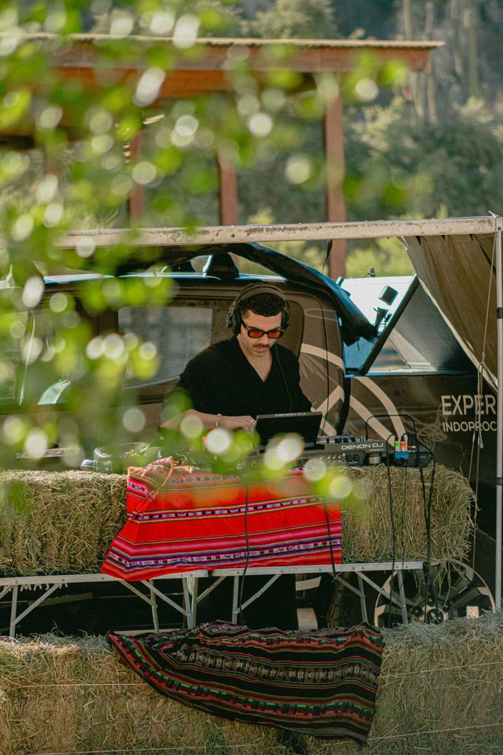 DJ tocando al aire libre en el Festival Campo Abierto
